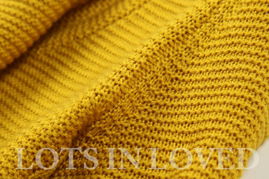 秋日暖意，经典重生——品味大翻领粗棒针羊毛衫的温暖时尚